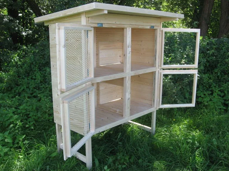 Dřevěný králičák pro chov burgundského králíka venku.