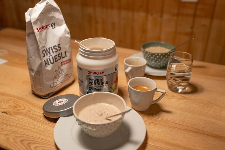 Snídaně s müsli a bílkovinami pro sportovce