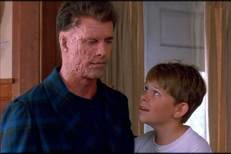 Mel Gibson s tvarem v filmu The Man Without a Face.