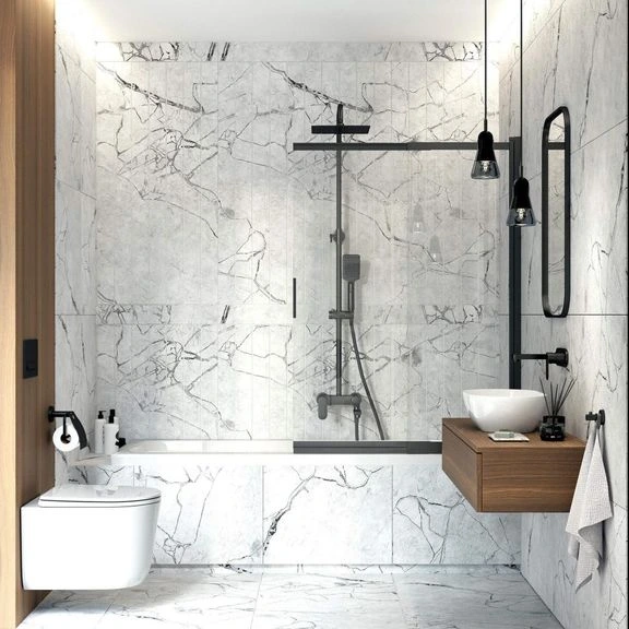 Moderní koupelna s mramorovými stěnami a černým designem.