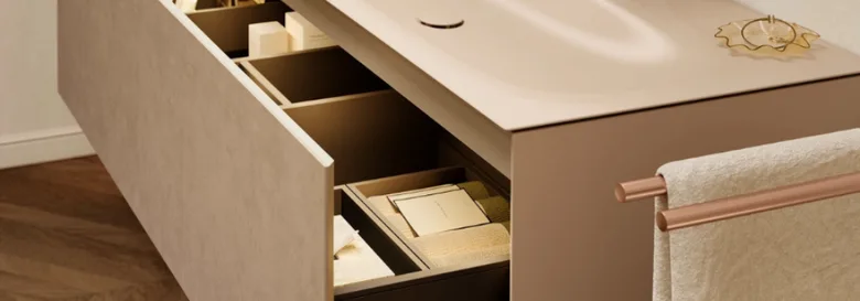 Otevřená skříňka s organizérem pro koupelnu bez bourání.