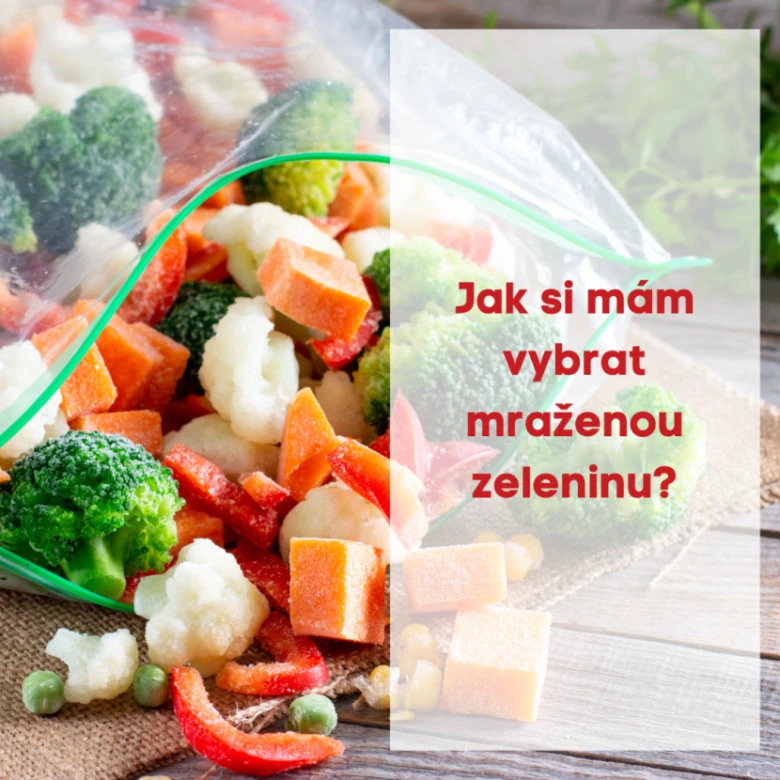 Mražená smíšená zelenina v plastovém saku na dřevěné desce.