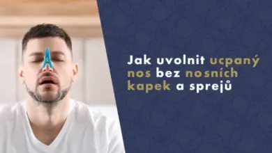 Muž s modrým rozšiřovačem nosu pro uvolnění ucpaného nosu.