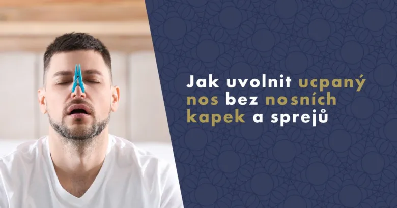 Muž s modrým rozšiřovačem nosu pro uvolnění ucpaného nosu.