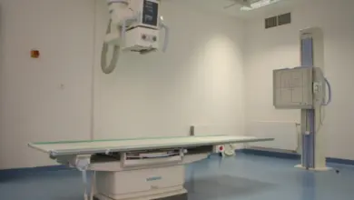 Místnost pro rentgenové vyšetření s stolem a přístrojem Siemens.