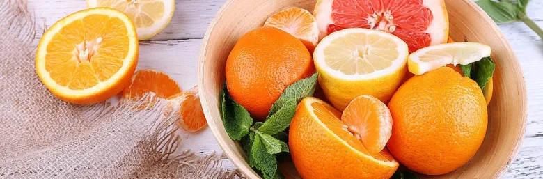 Mísa s citrusovými ovocemi bohatými na vitamín C.