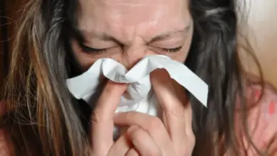 Žena se vrtí do nosu kvůli nachlazení.