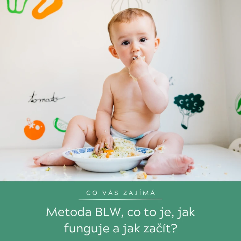 Malé dítě sedí na zemi a jí rýži s mrkví rukama.