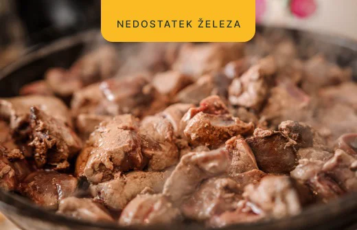 Smažené kusy masa v pánvi pro zvýšení železa
