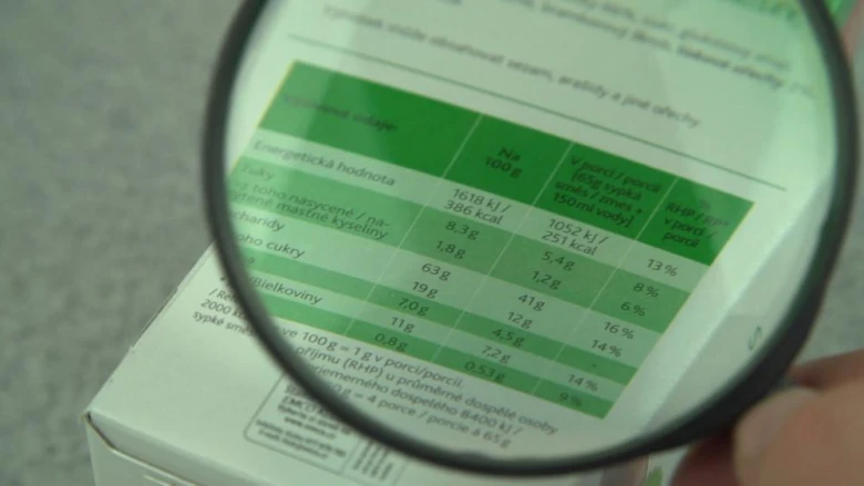 Tabulka výživových hodnot s obsahem sacharidů na obalu produktu.