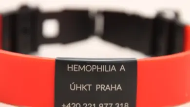 Červený náramek s výřezem pro hemofilii A od ÚKT Praha.