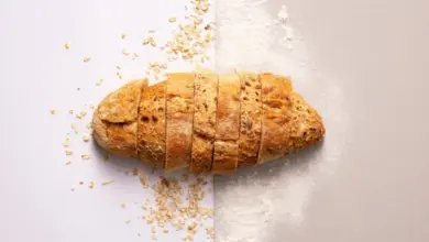 Kousek chleba rozřezaný na plátky s obilovinami.
