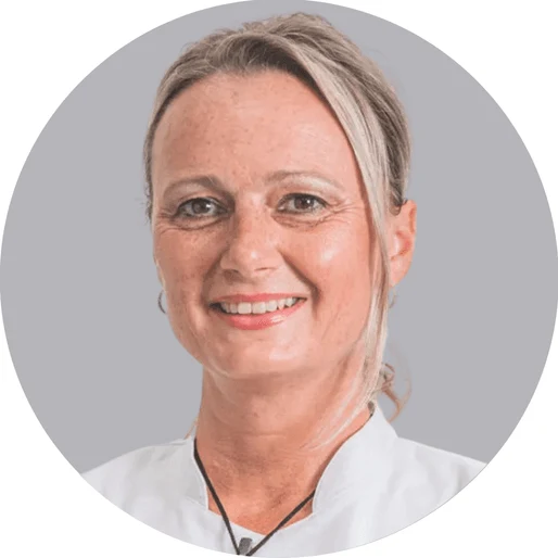 Žena v bílém obleku jako lékařka nebo zdravotní sestra.