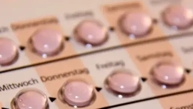 Blister s růžovými hormonálními pilulkami pro ženy.
