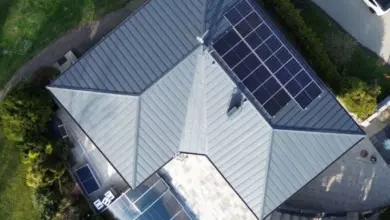 Vzduchem pořízený pohled na falcovanou střechu s fotovoltaickými panely.