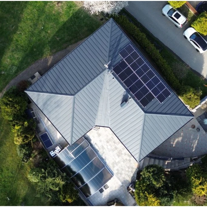 Vzduchem pořízený pohled na falcovanou střechu s fotovoltaickými panely.