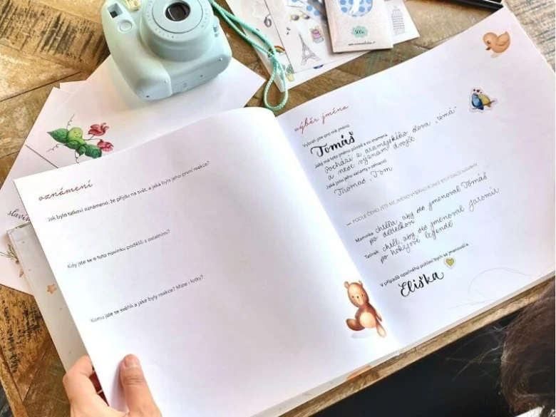 Otevírání knihy pro výběr jména dítěte s fotoaparátem.
