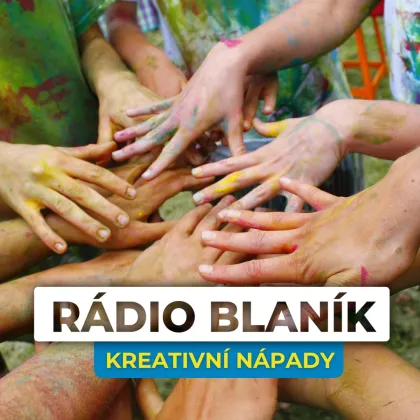 Ruce dětí potřísněné barevnou hrou při tvorbě kreativního projektu.