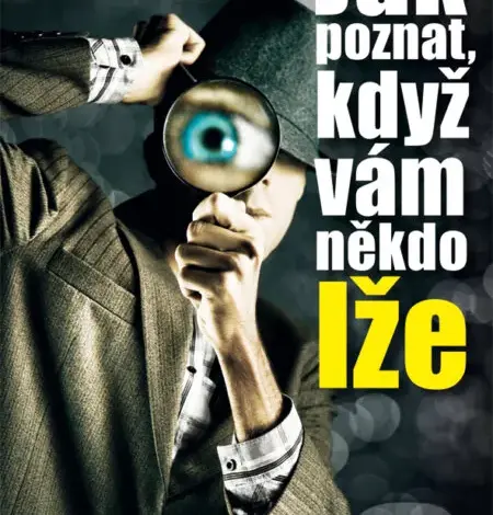 Muž s lupou hledá pravdu v očích.