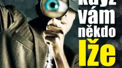 Muž s lupou hledá pravdu v očích lži.