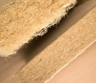 Blízký záběr na vlákna celulózové tepelné izolace.