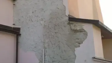 Velká část omítky na fasádě se odloupila.