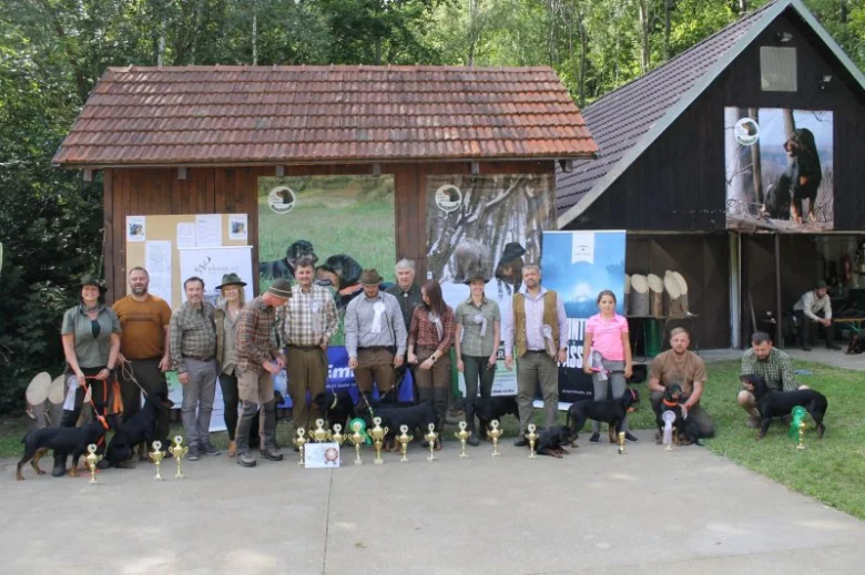Skupina lidí s slovenskými kopovy na venkovní akci.
