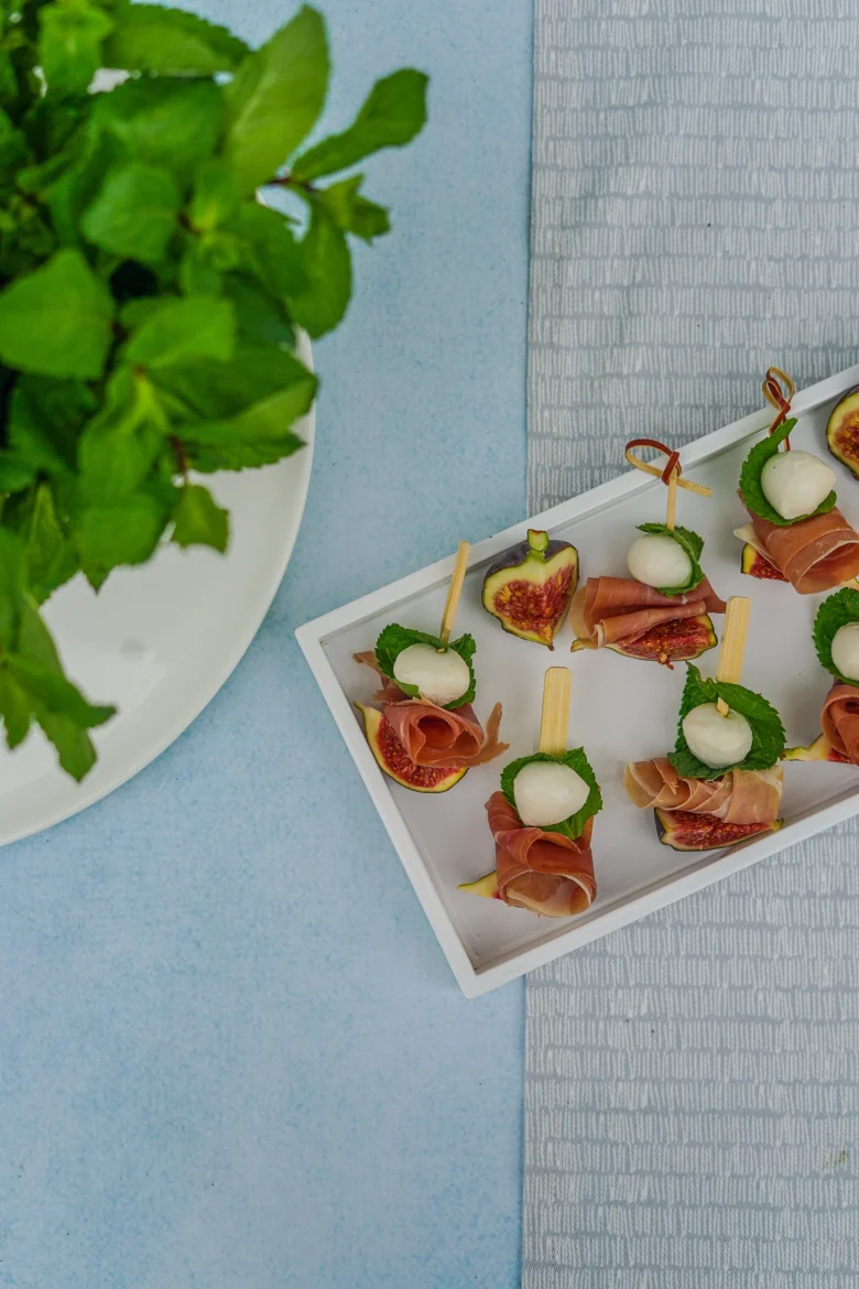 Skewry s fíky, prosciuttem a mozzarellou na oslavu.