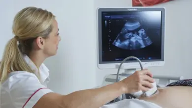 Gynekologka provádí ultrazvukové vyšetření pacientce v ordinaci.