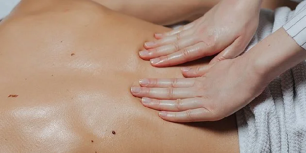 Masáž zad s olejem pro prevenci bolesti