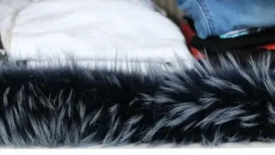 Detail tmavé kožešiny na oblečení v šatníku.