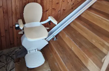 Stairlift na schodech v domě pro bezpečnost.