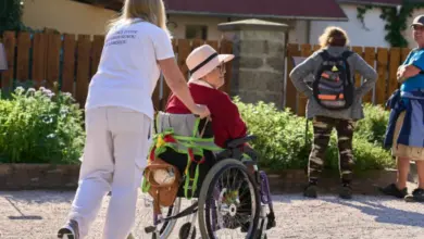 Péče o seniorku v invalidním vozíku venku