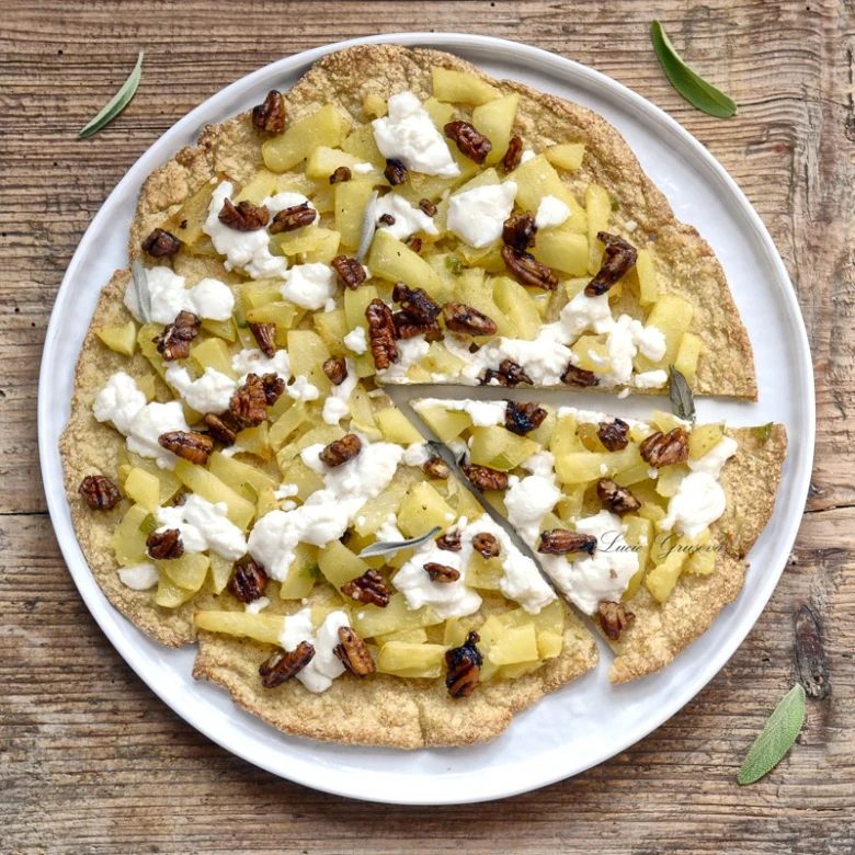 Nízkosacharidová pizza s jablky, ořechy a tvarohem.