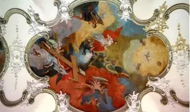 Freska na stropě s barokními sochami a ornamenty.