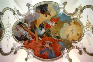 Freska na stropě s barokními sochami a ornamenty.
