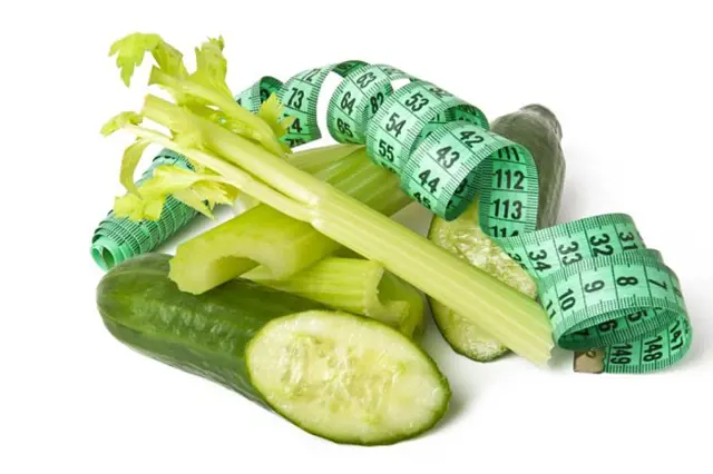 Petržel s okurkou a měřicí páskou pro detoxikaci.