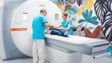Lékaři pomáhají pacientovi při vyšetření na magnetické rezonanci.