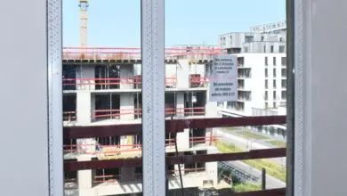 Nově nainstalovaná špaleta v budově ve fázi stavebních prací.