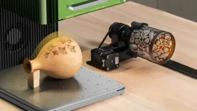 Laser gravírovací stroj vytváří vzory na dřevěném vázičku.
