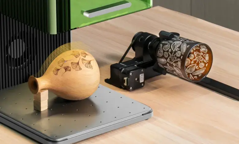 Laser gravírovací stroj vytváří vzory na dřevěném vázičku.