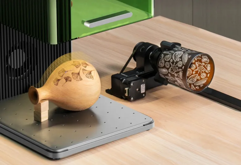 Laser gravírovací stroj vytváří vzory na dřevěném vázičku.