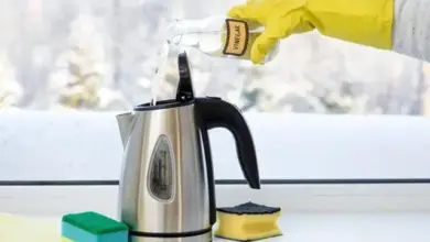 Ruka v žluté rukavici nalévá ocet do elektrického kotle.