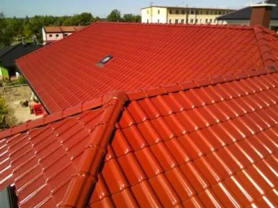 Červená tašková střecha s výhody pro české domy.