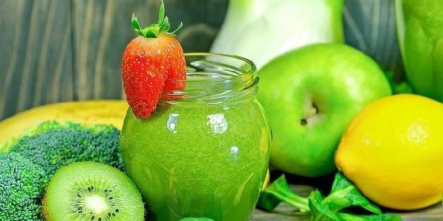 Zelený smoothie s ovocem a zeleninou pro detoxikaci.