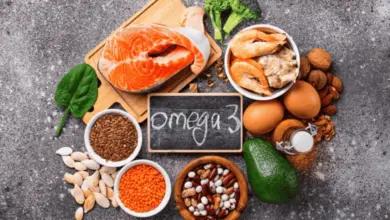 Zdravé potraviny bohaté na omega-3 jako losos, ořechy a vejce.