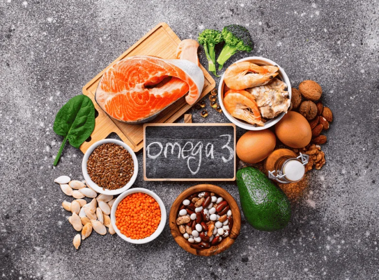 Zdravé potraviny bohaté na omega-3 jako losos, ořechy a vejce.