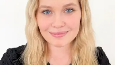 Portrét ženy s blond vlasy na bílém pozadí.