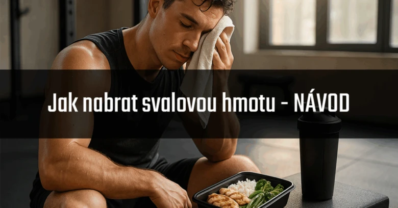 Muž po tréninku jí zdravé jídlo s kuřecím masem.