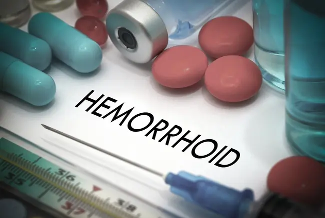 Různé léky na hemeroidy s nápisem HEMORRHOID.